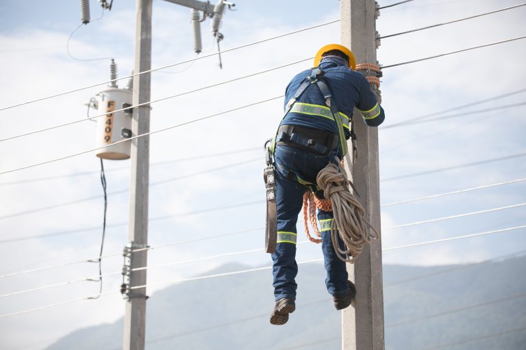 hombre electricista de CFE